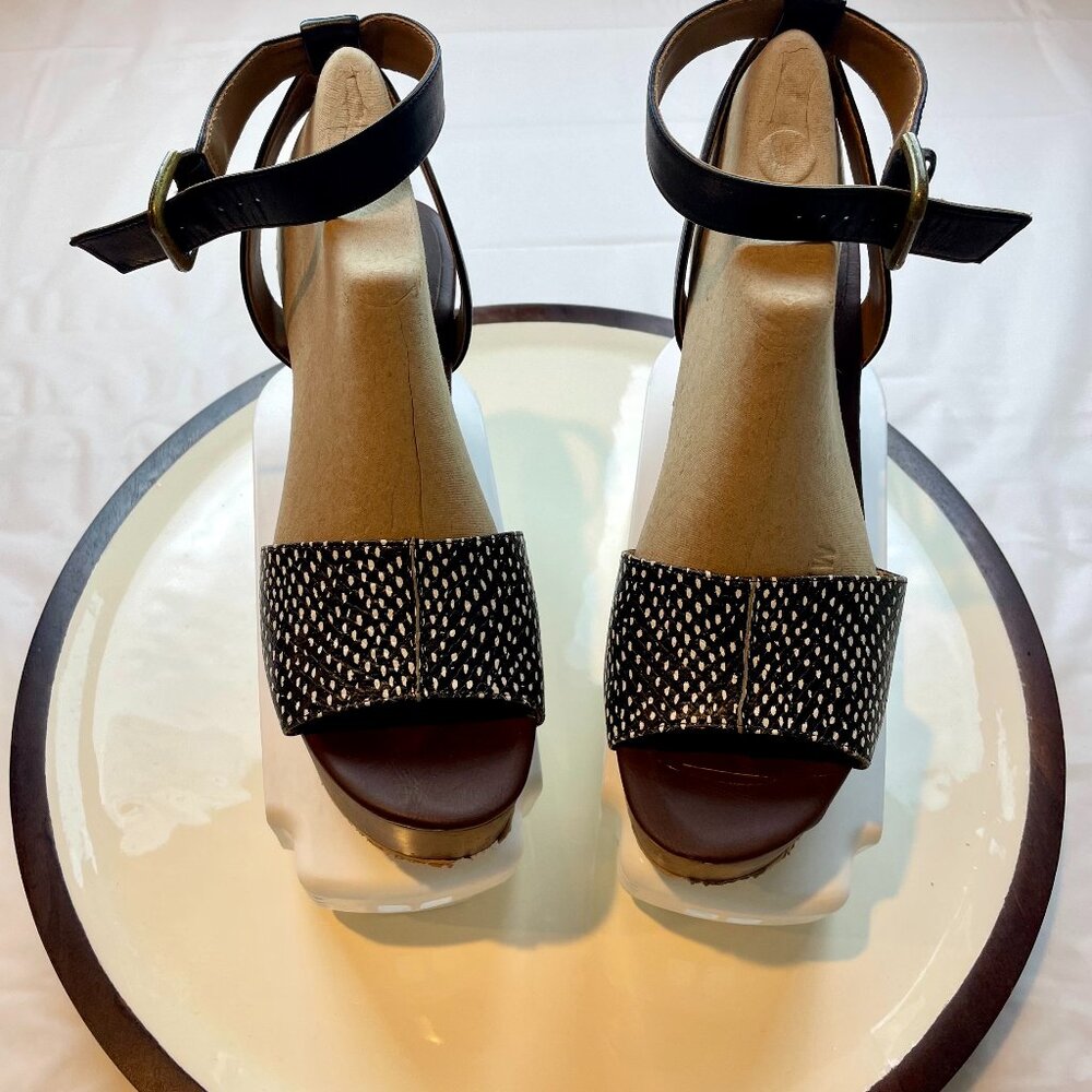 Hinge Clog Wedge Buckle Sandals Size 8.5